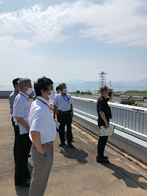 中条潮客員教授が北九州空港を視察しました。